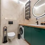 208 - By Perlowa Przystan Rent شقة *